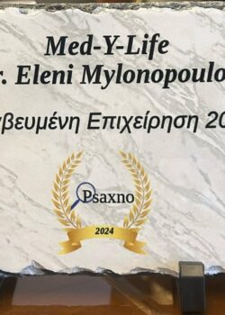 Επαγγελματίας ψυχολόγος που συνομιλεί με πελάτη σε συνεδρία στο γραφείο